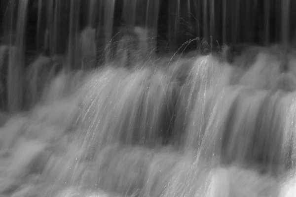 Серый Снимок Безмятежного Водопада Брызгами Воды — стоковое фото