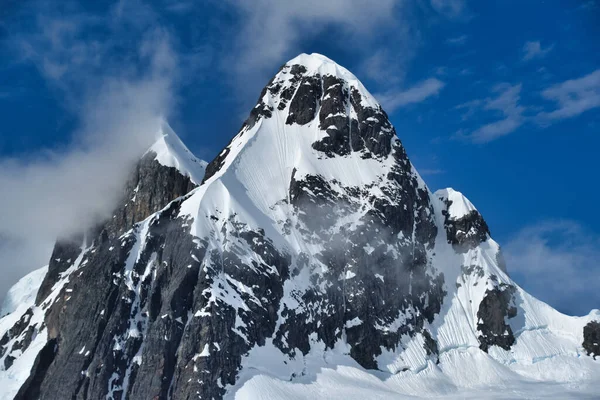 雲に覆われた青空の下 雪に覆われた山の美しい景色 — ストック写真