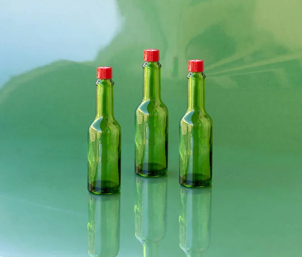 Trois Bouteilles Verre Vertes Vides Leur Reflet Avec Fond Vert — Photo