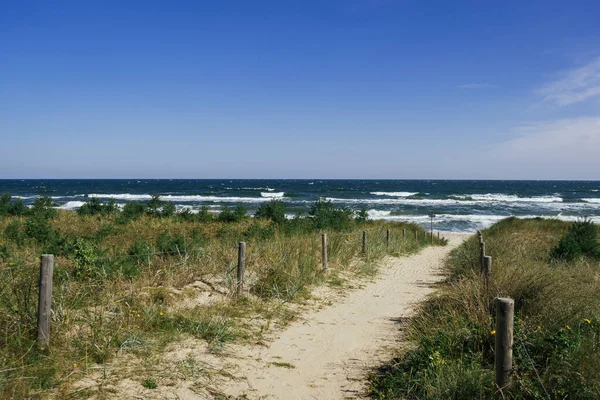 Sandig Stig Som Leder Till Strand Blå Himmel — Stockfoto