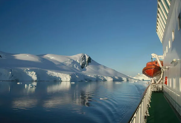 Antarktika Berrak Bir Gökyüzünün Altında Sakin Bir Denizin Önündeki Karlı — Stok fotoğraf