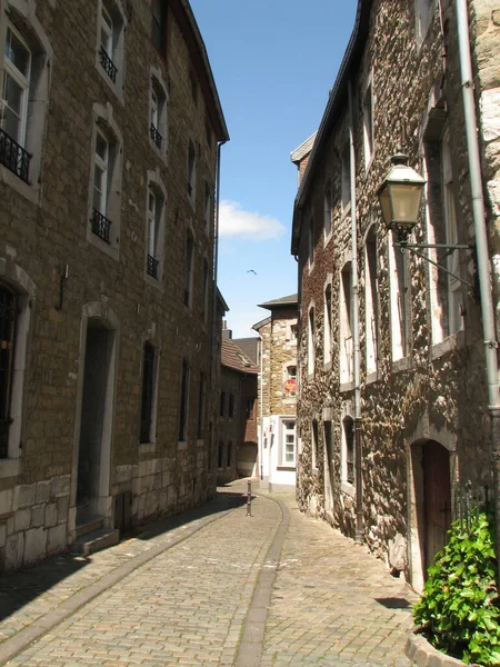 Uitzicht Smalle Straat Gebouwen Van Stad Een Zonnige Dag — Stockfoto