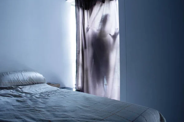 Una Luz Gris Azul Habitación Fantasma Detrás Las Cortinas —  Fotos de Stock