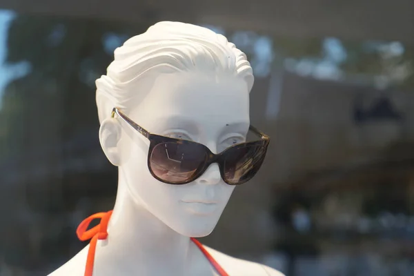 Une Vue Panoramique Une Tête Mannequin Portant Des Lunettes Soleil — Photo