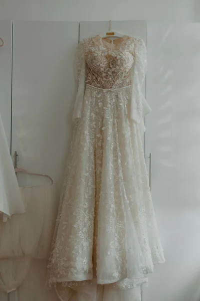 結婚式の前に吊るされた美しいブライダルドレス — ストック写真