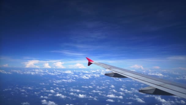 Bulutların Üzerindeki Bir Uçak Penceresinden Bir Manzara — Stok video