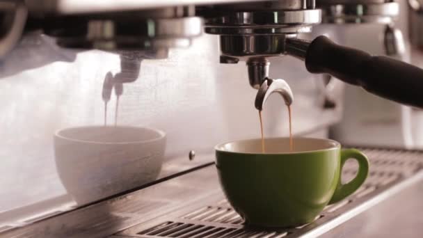 Mujer Haciendo Delicioso Café Con Leche Cocina — Vídeo de stock