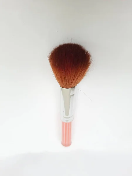 Närbild Bild Enda Rosa Makeup Borste Isolerad Vit Bakgrund — Stockfoto