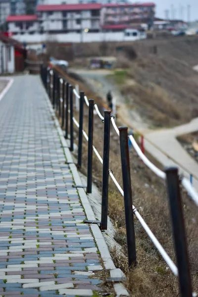 ルーマニアのコスティネスティでフェンスで歩く道の垂直ショット — ストック写真