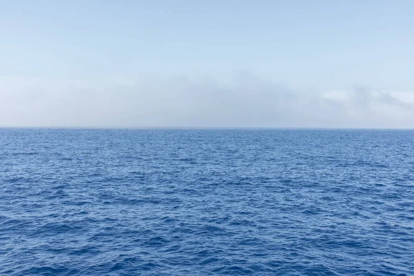 Poziome Ujęcie Pięknego Naturalnego Widoku Wielki Ocean Czyste Niebo — Zdjęcie stockowe