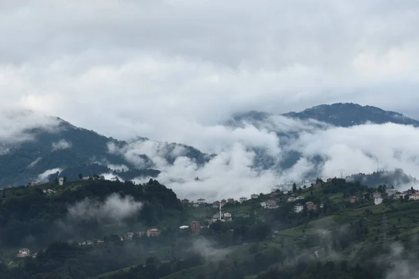 Ένα Γρήγορο Πρωινό Πτώσης Στα Βουνά Σύννεφα Αιωρούνται Από Πάνω — Φωτογραφία Αρχείου
