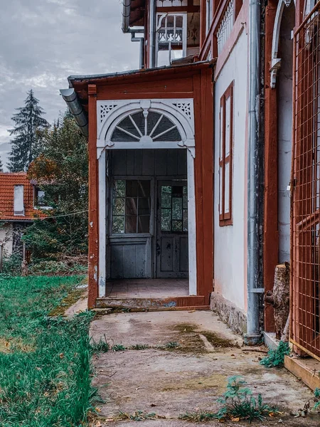 ルーマニアのソヴァタで曇りの日に古い家の入り口の垂直ショット — ストック写真