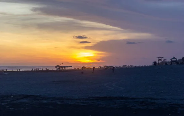 모래사장을 주황색 구름낀 — 스톡 사진