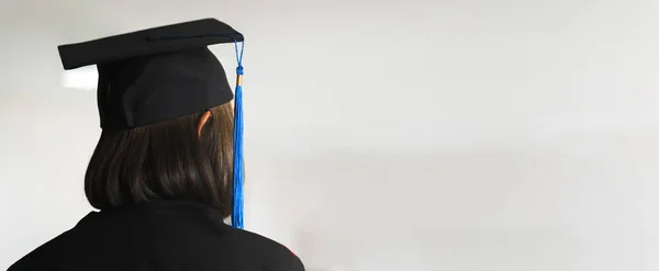 Una Joven Graduada Universitaria Irreconocible Con Vestido Graduación Gorro Graduación — Foto de Stock