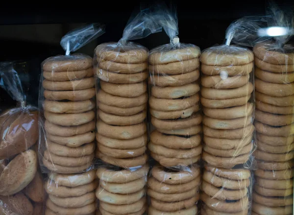 市場で販売されているビニール袋に円形のパンのクローズアップショット — ストック写真