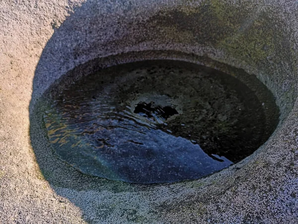 Bel Colpo Una Formazione Rocciosa Cava Rotonda Piena Acqua — Foto Stock