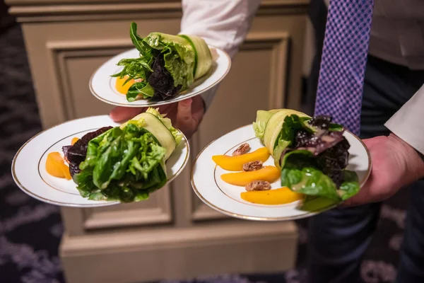 Primer Plano Las Manos Camarero Sosteniendo Tres Platos Comida Peachtree — Foto de Stock