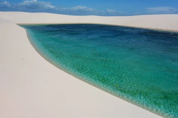 Een Prachtige Foto Van Witte Zandduinen Heldere Lagune Lencois Maranhenses — Stockfoto