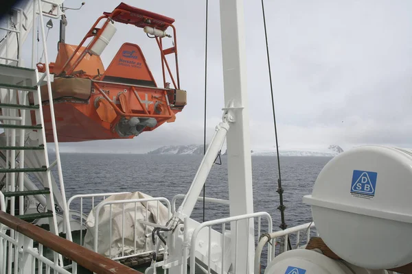 Barco Navegando Nas Águas Geladas Antártida Dia Gelado Inverno — Fotografia de Stock