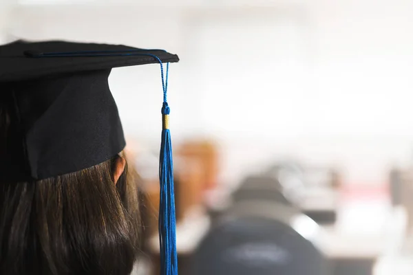 Μια Νεαρή Αγνώριστη Απόφοιτος Πανεπιστημίου Φόρεμα Αποφοίτησης Και Καπέλο Αποφοίτησης — Φωτογραφία Αρχείου