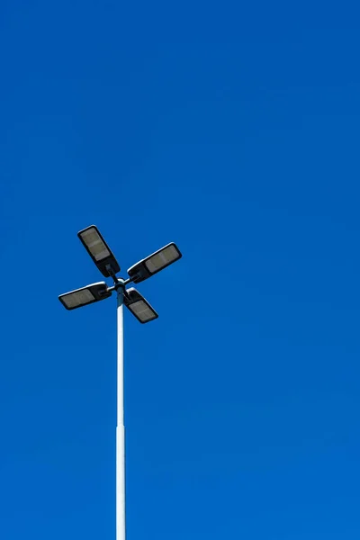 Colpo Verticale Lampione Sotto Cielo Blu — Foto Stock