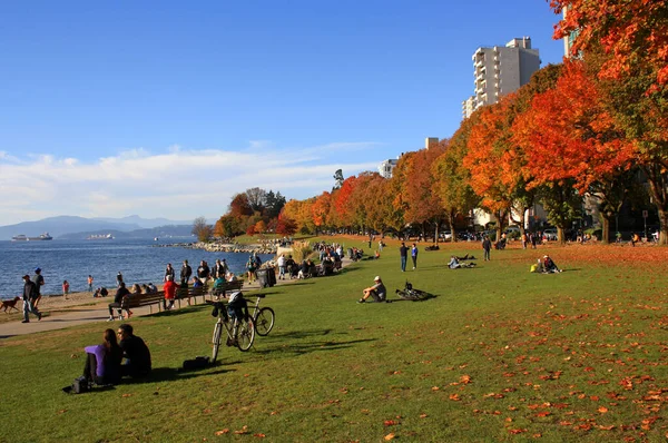 Vancouver Canada Aug 2021 Många Människor Går Och Vilar Allmän — Stockfoto