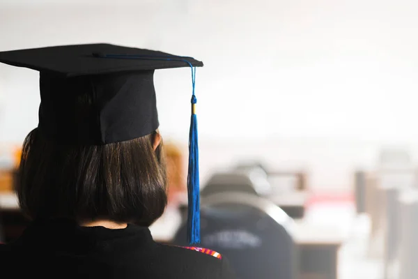 Una Joven Graduada Universitaria Irreconocible Con Vestido Graduación Gorro Graduación — Foto de Stock