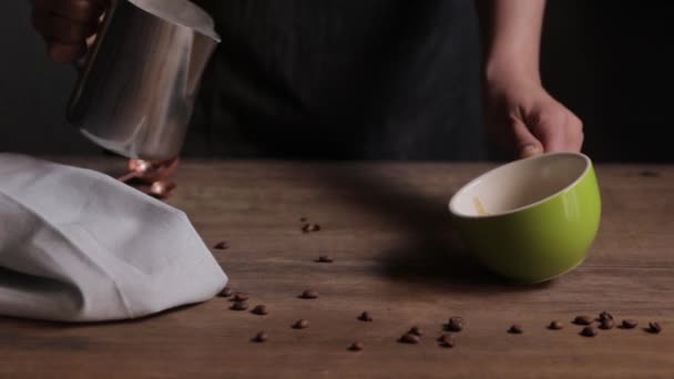 Kvinna Gör Gott Kaffe Med Mjölk Köket — Stockvideo
