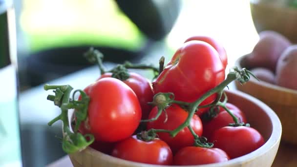 Tomates Frescos Una Canasta — Vídeos de Stock