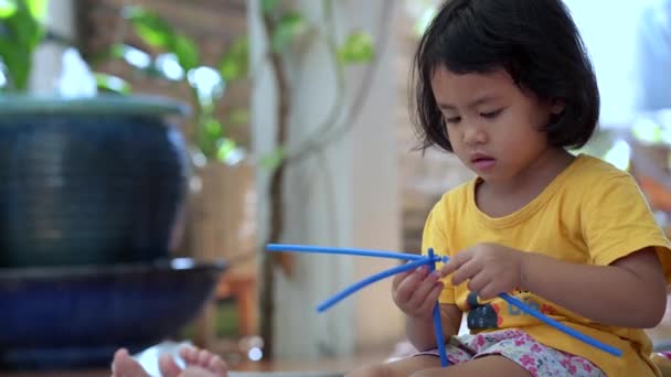 Kis Gyermek Játszik Kék Botokkal — Stock videók