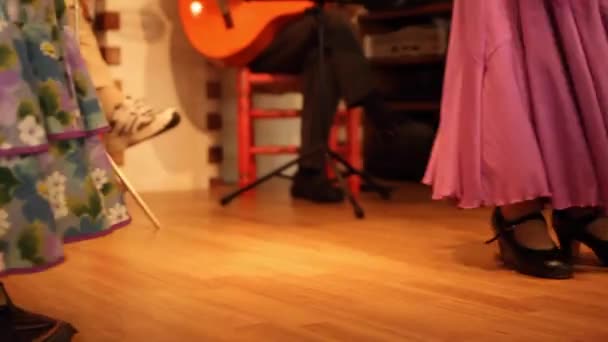 Sınıfta Dans Eden Kadın Ayaklarına Yakın Çekim — Stok video