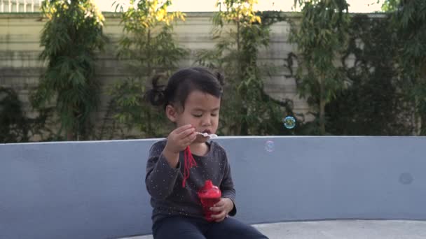 Little Girl Blowing Soap Bubbles Park Closeup — 비디오