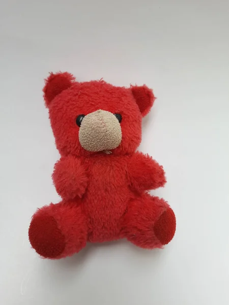 Вид Сверху Маленького Красного Мягкого Игрушечного Медведя Изолированного Белом Фоне — стоковое фото