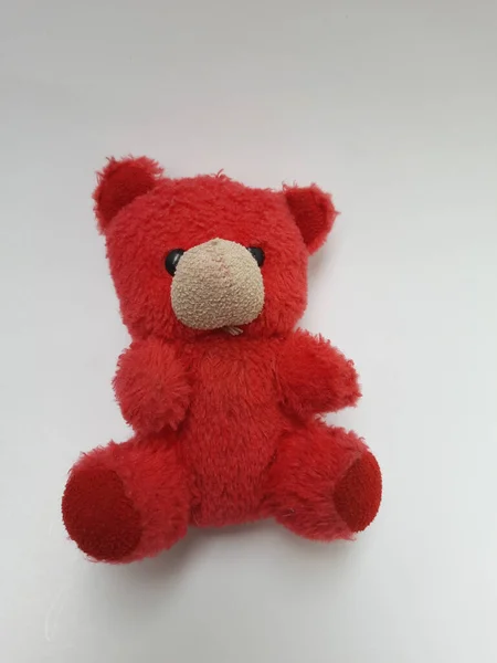 Uma Vista Superior Pequeno Urso Brinquedo Macio Vermelho Isolado Fundo — Fotografia de Stock