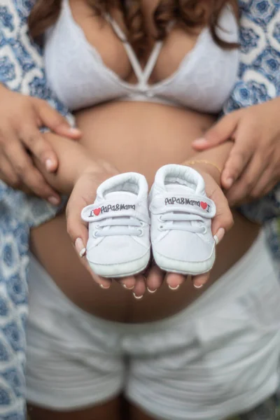 Man Kramar Sin Gravida Fru Medan Hon Håller Ett Par — Stockfoto