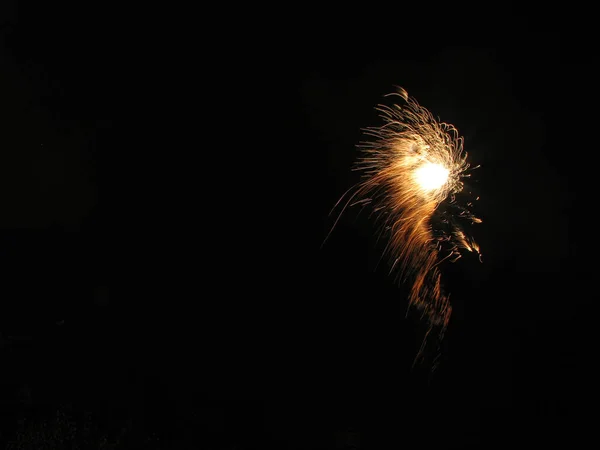 Una Vista Los Fuegos Artificiales Amarillos Cielo Nocturno —  Fotos de Stock