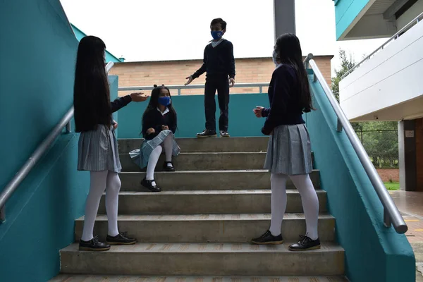 Mosquera Colombia Aug 2021 Grupp Unga Studenter Med Skyddsmasker Brainstorming — Stockfoto