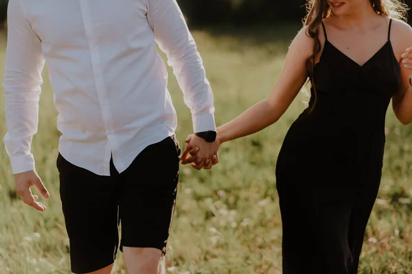 Una Pareja Bosnia Caminando Campo Durante Día —  Fotos de Stock