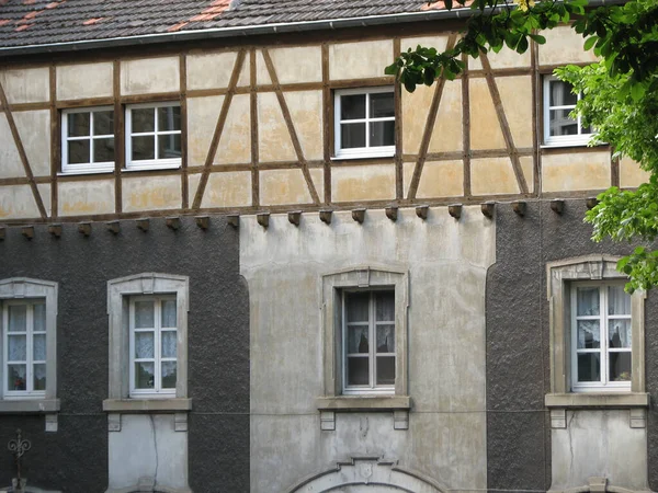 Une Vue Des Fenêtres Sur Mur Bâtiment Entouré Arbres — Photo