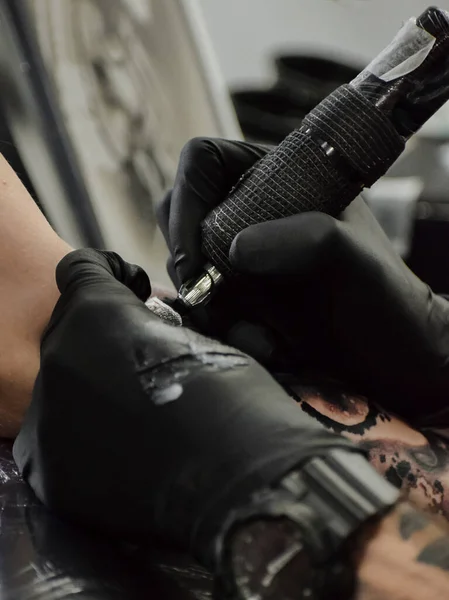 Close Shot Artist Tattooing Someone Black Gloves — Stock Photo, Image