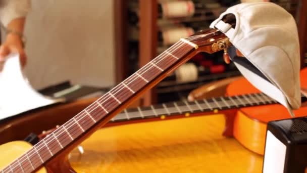 Närbild Gitarrist Som Spelar Akustiska Gitarrer — Stockvideo