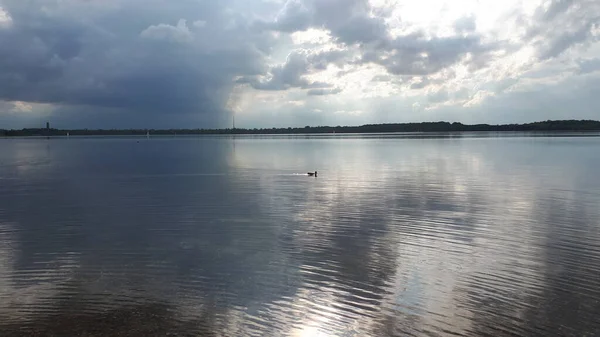 Uma Vista Deslumbrante Céu Branco Nublado Refletida Água — Fotografia de Stock