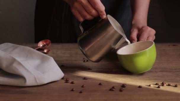 Kvinna Gör Gott Kaffe Med Mjölk Köket — Stockvideo