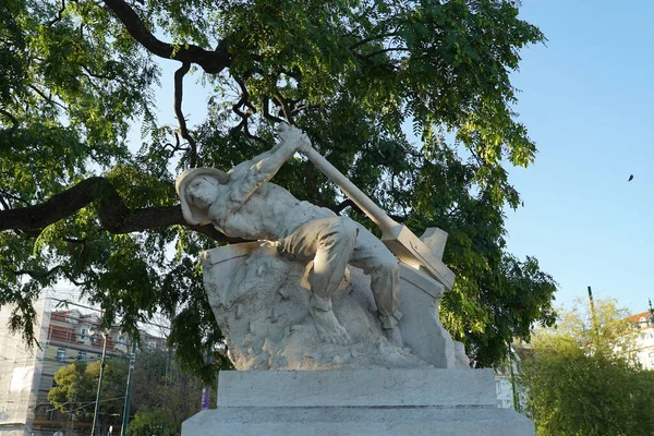 Une Vue Panoramique Une Statue Pierre Garçon Dans Parc — Photo