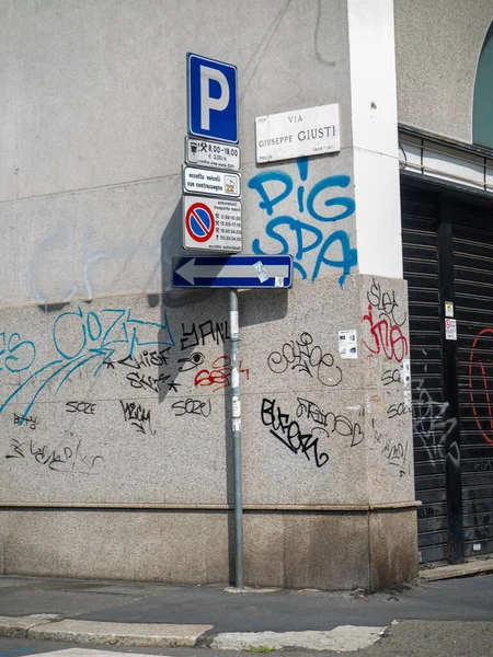 Milano Italy Aug 2021 Vertical Shot Road Signs Writings Wall — 스톡 사진