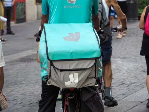 Milán Italia 2021 Jinetes Reparto Comida Transportan Pedidos Clientes Centro — Foto de Stock