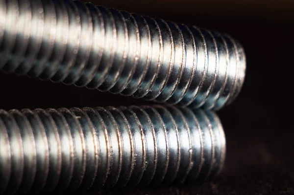Een Macro Shot Van Een Twee Zilveren Massieve Schroeven Grond — Stockfoto