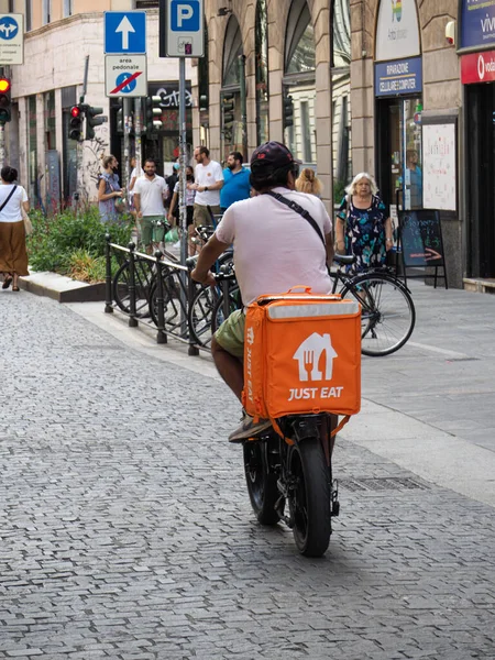 Milan Italien Aug 2021 Matleverantör Som Transporterar Beställningar Till Kunder — Stockfoto