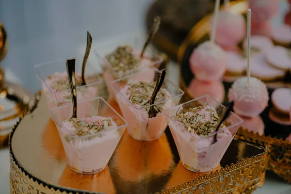 Zbliżenie Ujęcie Dekoracyjnych Misek Jogurtu Imprezie — Zdjęcie stockowe
