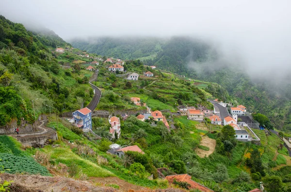Pemandangan Udara Dari Banyak Bangunan Dikelilingi Oleh Pegunungan Berbatu Madeira — Stok Foto